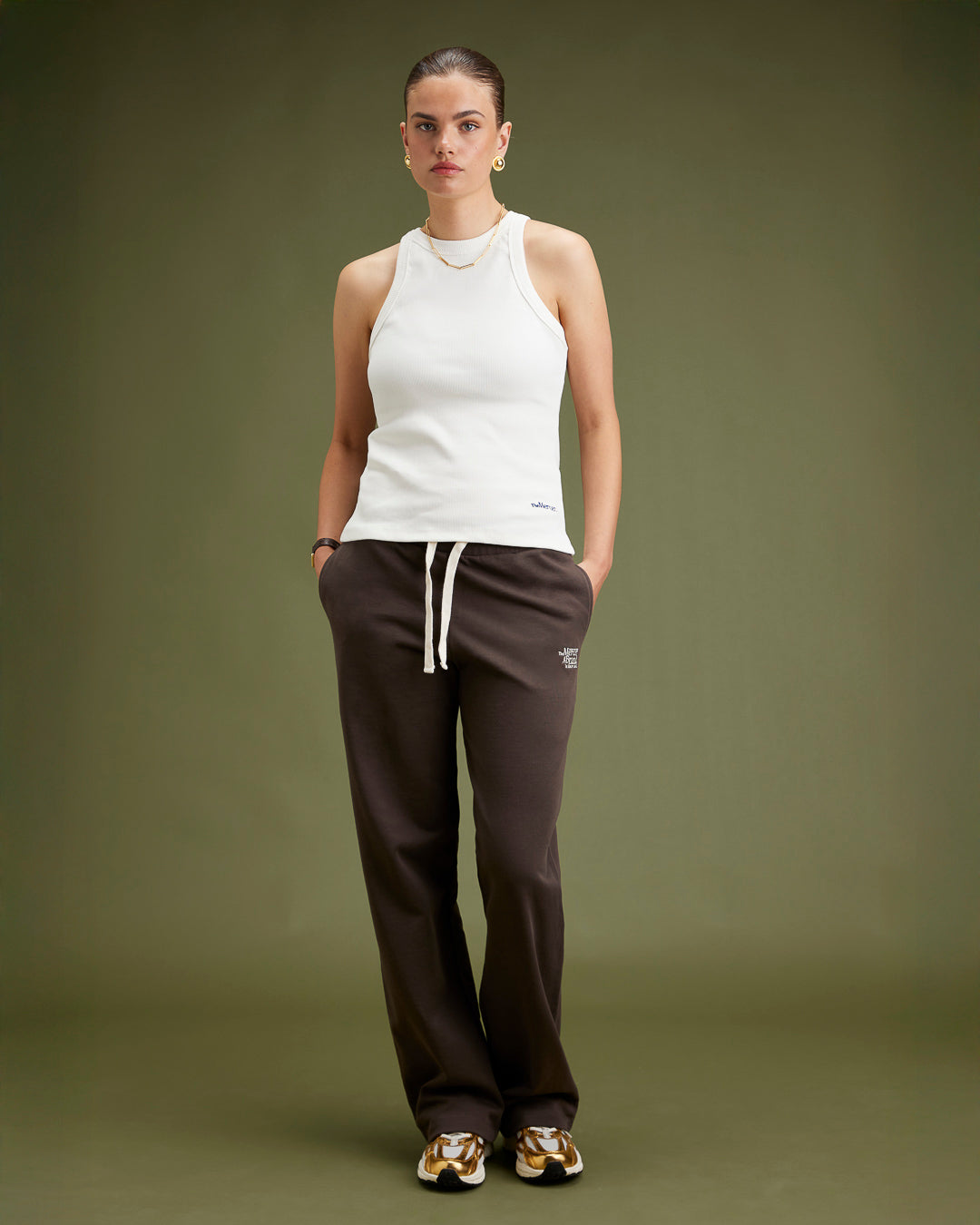 the mercer brand sneaker the re-run pine gold with off white details for women  combined with tanktop white