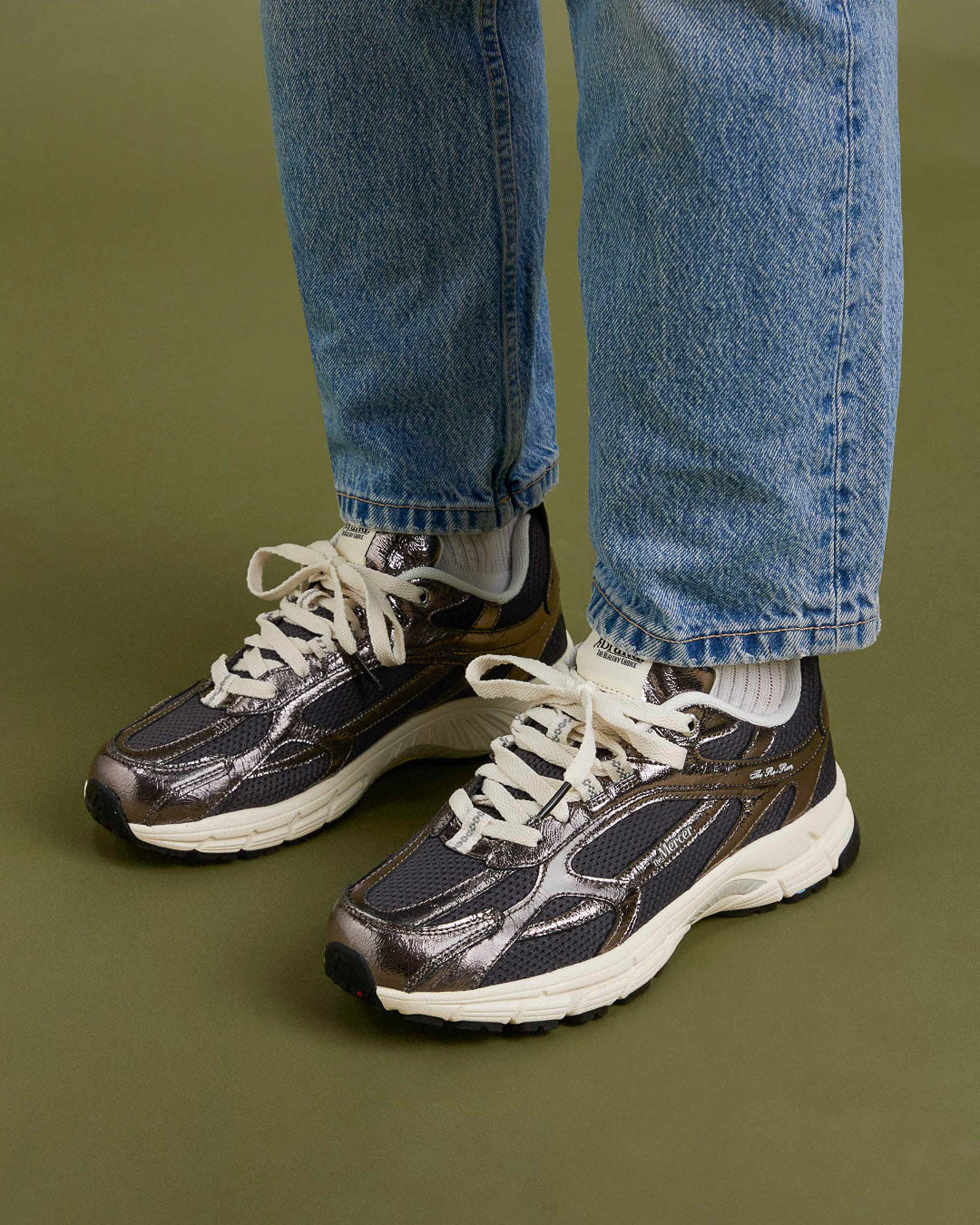 the mercer brand sneaker the re-run cracked anthracite dark grey with shiny details and off white outsole 