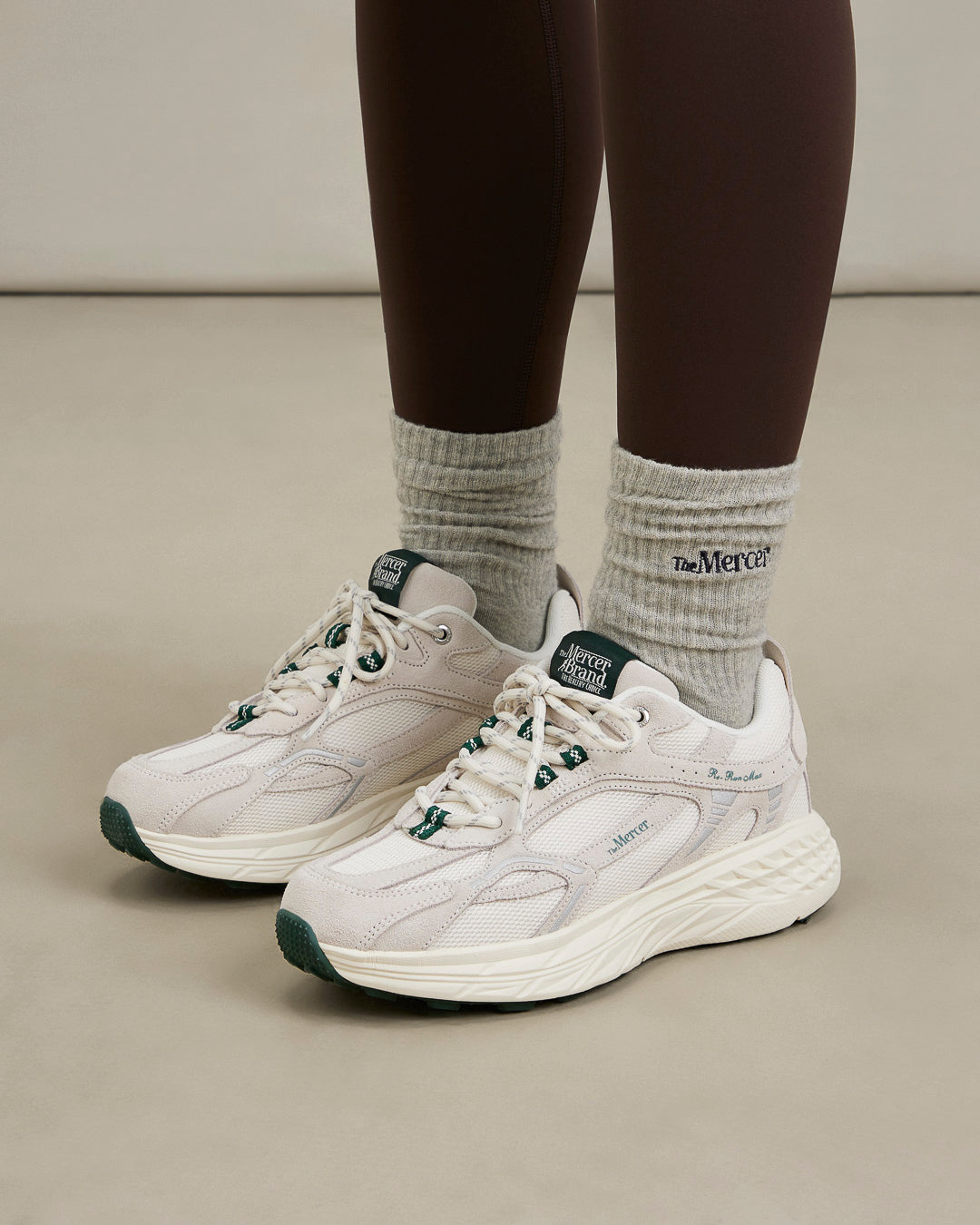 the mercer brand sneaker the re-run max suede off white in combination with dark green details