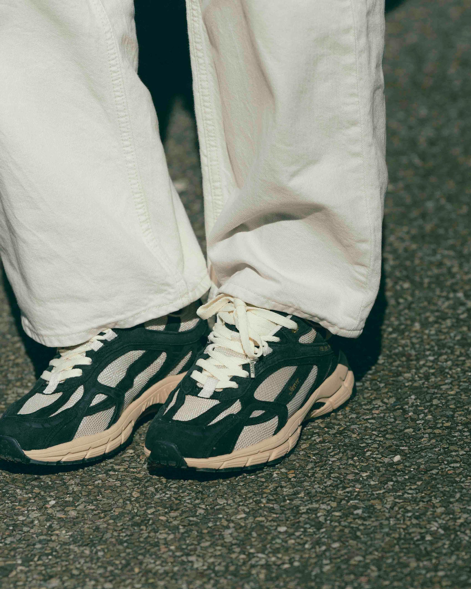 Close up from a woman who is wearing The Re-Run Desert 2.0 in antracite.